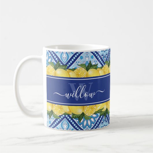 Mug Arrière-plan en carreaux bleu citron Nom Monogramm (Gauche)