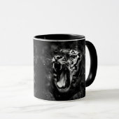 Mug Arrière - plan féroce de Tigre foncé (Devant droit)
