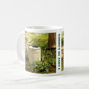 Mug Arrosage vintage Dans Un Patch De Vinca