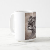 Mug Art de lionne dessiné à la main (Devant gauche)
