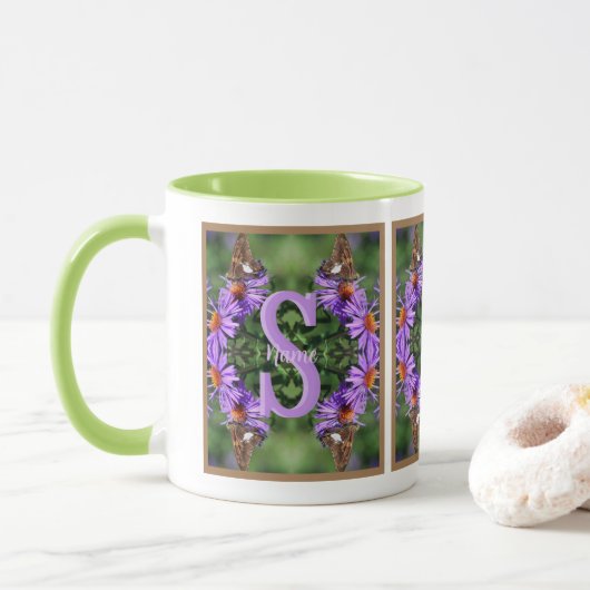 Mug Art personnalisé de papillon de monogramme initial (Avec donut)