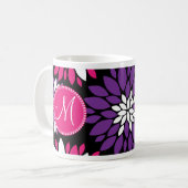 Mug Art rose pourpre de fleur blanche de monogramme (Devant gauche)