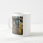 Mug Art urbain sur un bâtiment abandonné (Devant gauche)