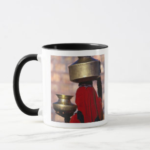 Mug Asie, Inde, Rajasthan. Une femme locale en rouge