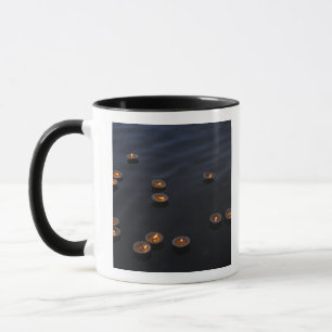 Mug Asie, Inde, région de Varanasi. Offrandes dans la