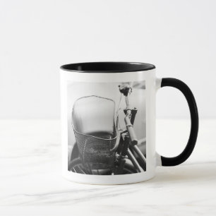Mug Asie, Japon, Tokyo. Panier de vélo dans le Ginza