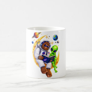 Mug Astronaute Bigfoot lisant un livre à un extraterre
