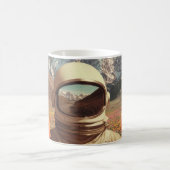 Mug Astronaute surréaliste dans un champ de fleurs (Centre)