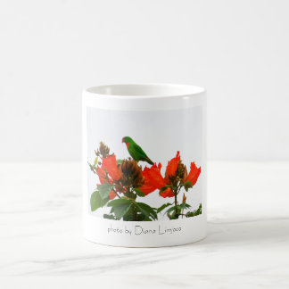Mug Attaquez avec le perroquet vert et orange tropical