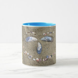 Mug Attaquez le visage jaune fait dans le sable avec