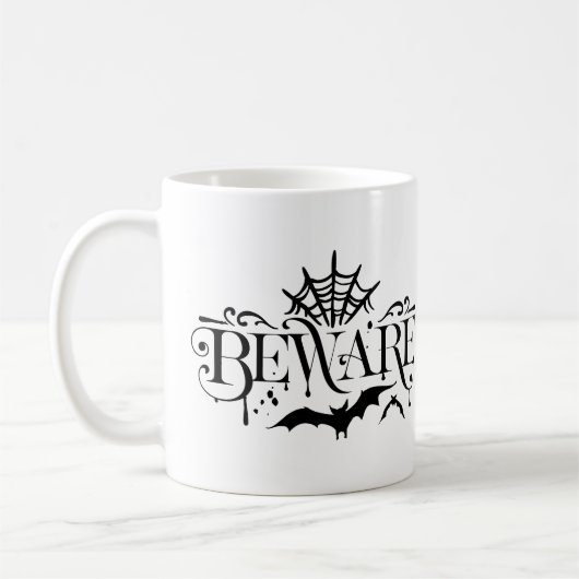 Mug Attention, araignées et chauves-souris typographie (Gauche)