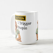 Mug Attention Je Déclenche Les Gens Drôle Rétro Femme  (Devant gauche)