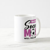 Mug Attention Maman De Football Va hurler Fort (Devant droit)