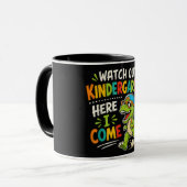 Mug Attention maternelle j'arrive Dino (Devant gauche)