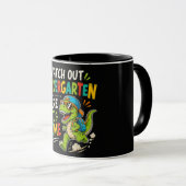 Mug Attention maternelle j'arrive Dino (Devant droit)