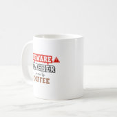 Mug Attention : Professeur Alimenté Par Café | Enseign (Devant gauche)