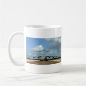 Mug Atterrissage d'un avion cargo militaire (Gauche)