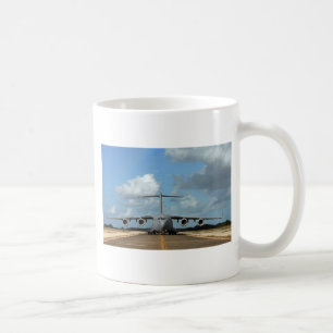 Mug Atterrissage d'un avion cargo militaire