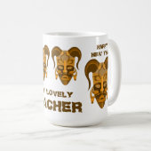 MUG AVEC ART DE MASQUE TARDITIONNEL POUR ENSEIGNAN (Devant droit)