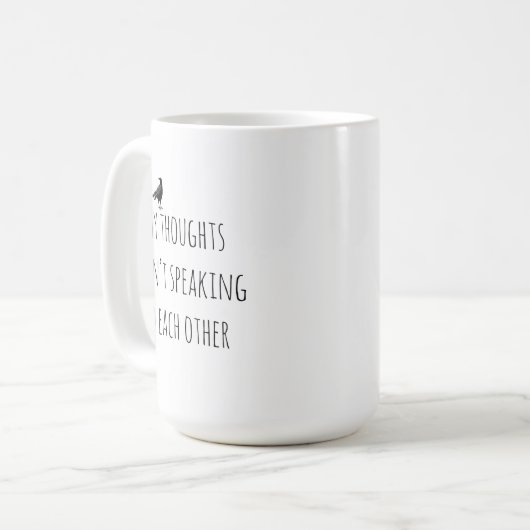 Mug avec deux oiseaux noirs assis sur une Capybara (Devant gauche)