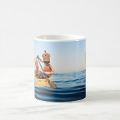 Mug avec elfe de glande dans le bateau sur la mer (Centre)