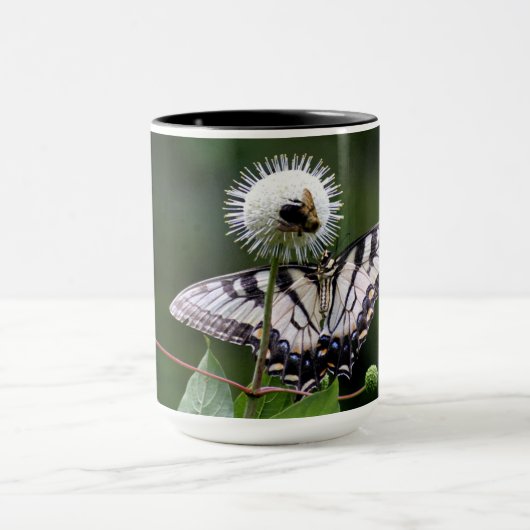 Mug avec papillon et volez sur Fleur sauvage (Centre)