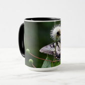 Mug avec papillon et volez sur Fleur sauvage (Devant gauche)
