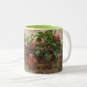 MUG AVEC POMMES CROISSANT SUR BRICK WALL ESPALIER