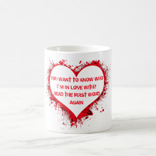 Mug Avec qui je suis amoureux, texte drôle dans le coe