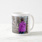 Mug avec une photo d'une dame et d'un éléphant. (Devant droit)