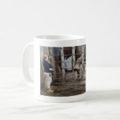 Mug avec une photo d'une dame et d'un éléphant. (Devant gauche)