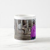 Mug avec une photo d'une dame et d'un éléphant. (Centre)