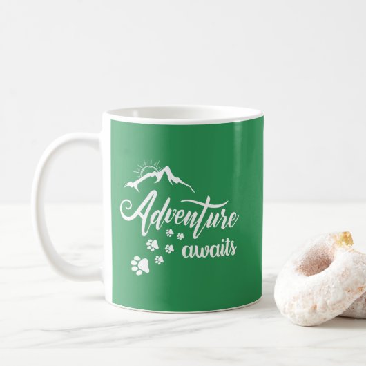 Mug Aventure Attend : Empreintes de pattes de voyage a (Avec donut)