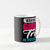 Mug Avertissement Filles Voyage En Cours Week-end Fête (Devant droit)