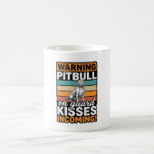 Mug Avertissement Pitbull Bisous à venir Design de chi (Centre)