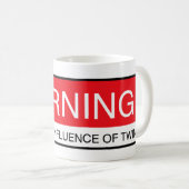 Mug Avertissement sous l'influence des jumeaux (Devant droit)