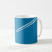 Mug Avion volant sur un arrière - plan bleu ciel (Devant droit)