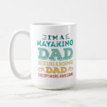 Mug Awesome Kayaking Papa Fête des pères Drôle cadeau<br><div class="desc">Je suis un papa Kayak comme un papa normal,  sauf un design plus génial. Idéal Anniversaire Noël ou Fête des pères kayak Kayak & canoë Don pour votre père ou votre mari. Retro présent pour les hommes.</div>