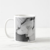 Mug B & W Photo de beau chien blanc dormant (Gauche)