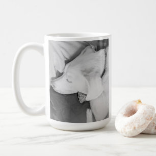 Mug B & W Photo de beau chien blanc dormant