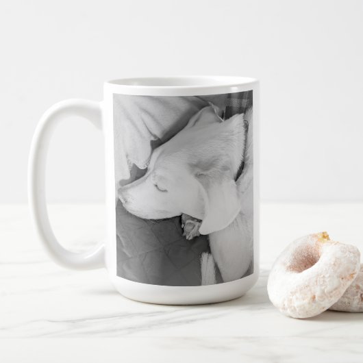 Mug B & W Photo de beau chien blanc dormant (Avec donut)