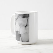 Mug B & W Photo de beau chien blanc dormant (Devant gauche)