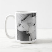 Mug B & W Photo de beau chien blanc dormant (Gauche)