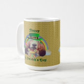 Mug Baby Basset Hound Joyeuse St. Patrick's Day (Devant gauche)