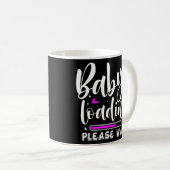Mug Baby Chargement 2022 Grossesse drôle Annonce Mère (Devant droit)
