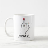 Mug Bague de fiançailles au doigt de la future Mme AF (Gauche)