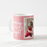 Mug Baking Spiritueux Bright Pink<br><div class="desc">Typographie blanche festive "Baking Spirits Bright",  tasse photo de vacances rose.</div>