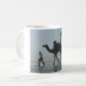 Mug Balade en chameaux tribaux : Marée matinale Sables (Devant gauche)