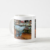 Mug Balance dans un magasin général (Devant gauche)