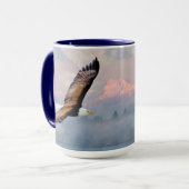 Mug Bald Eagle Flying Over Snowcapped Mountains Blue (Devant gauche)
